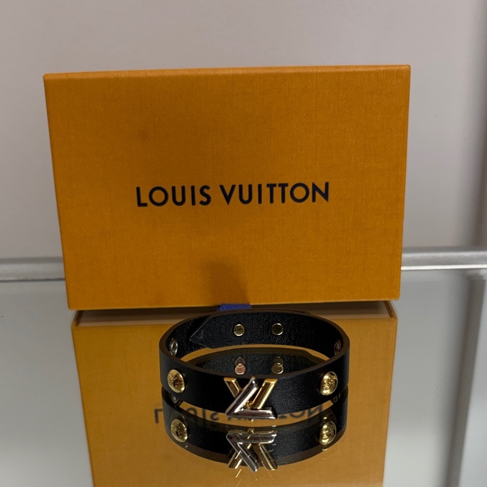 👛Host Pick👛 Louis Vuitton Black and Gold “Twist” Leather Bracelet - Picture 3 of 8